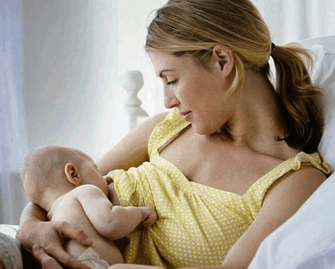 মায়ের দুধ শিশুর প্রথম টিকা