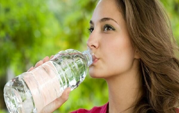 প্লাস্টিক বোতলে জল খাওয়ার অভ্যাস থাকলে আজই তা পরিহার করুন, জানুন কেন?
