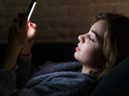 ঘুমানোর আগে স্মা’র্টফোন ব্যবহার ডেকে আনছে মহাবিপদ